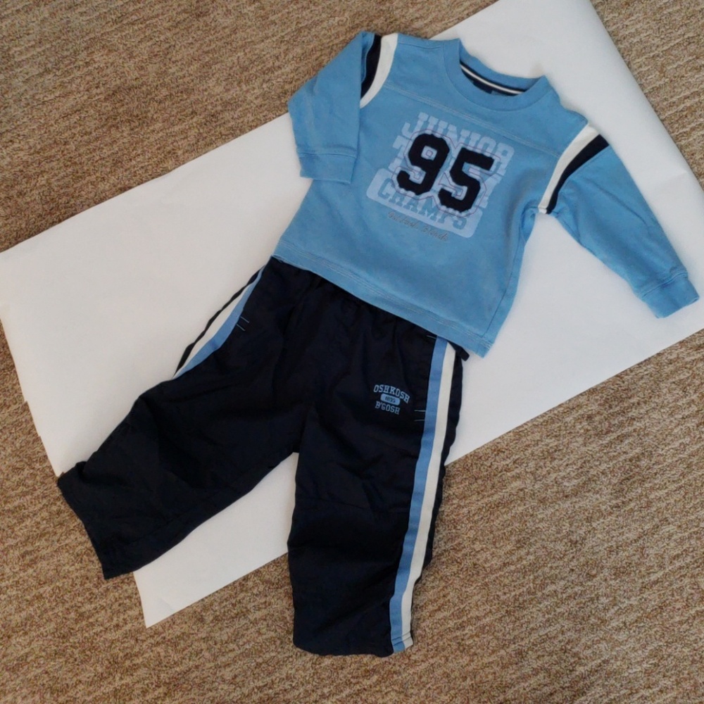 🏈🏀⚾️ Oshkosh 2 piece boys set 18 mths.
